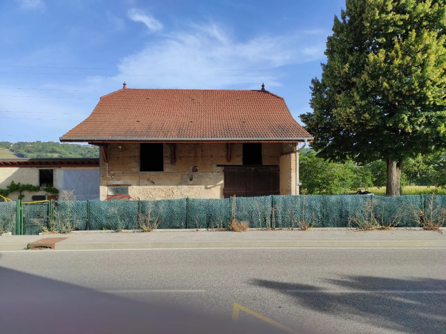 Maison avec toiture avant démoussage