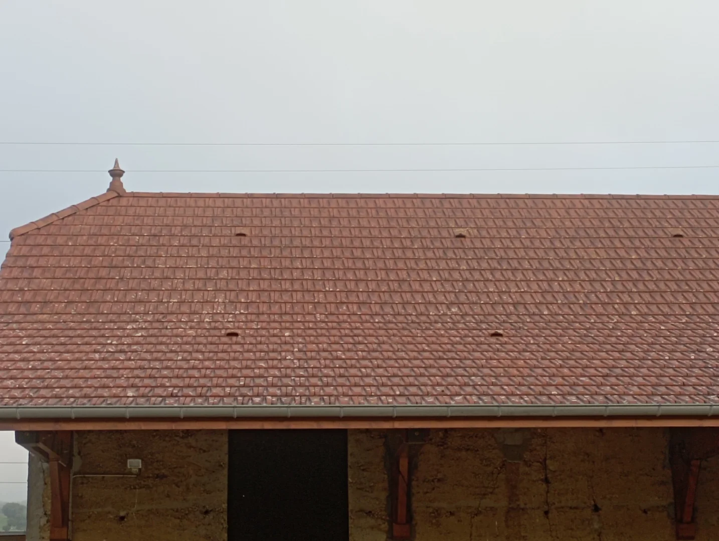 Maison avec toiture démoussée
