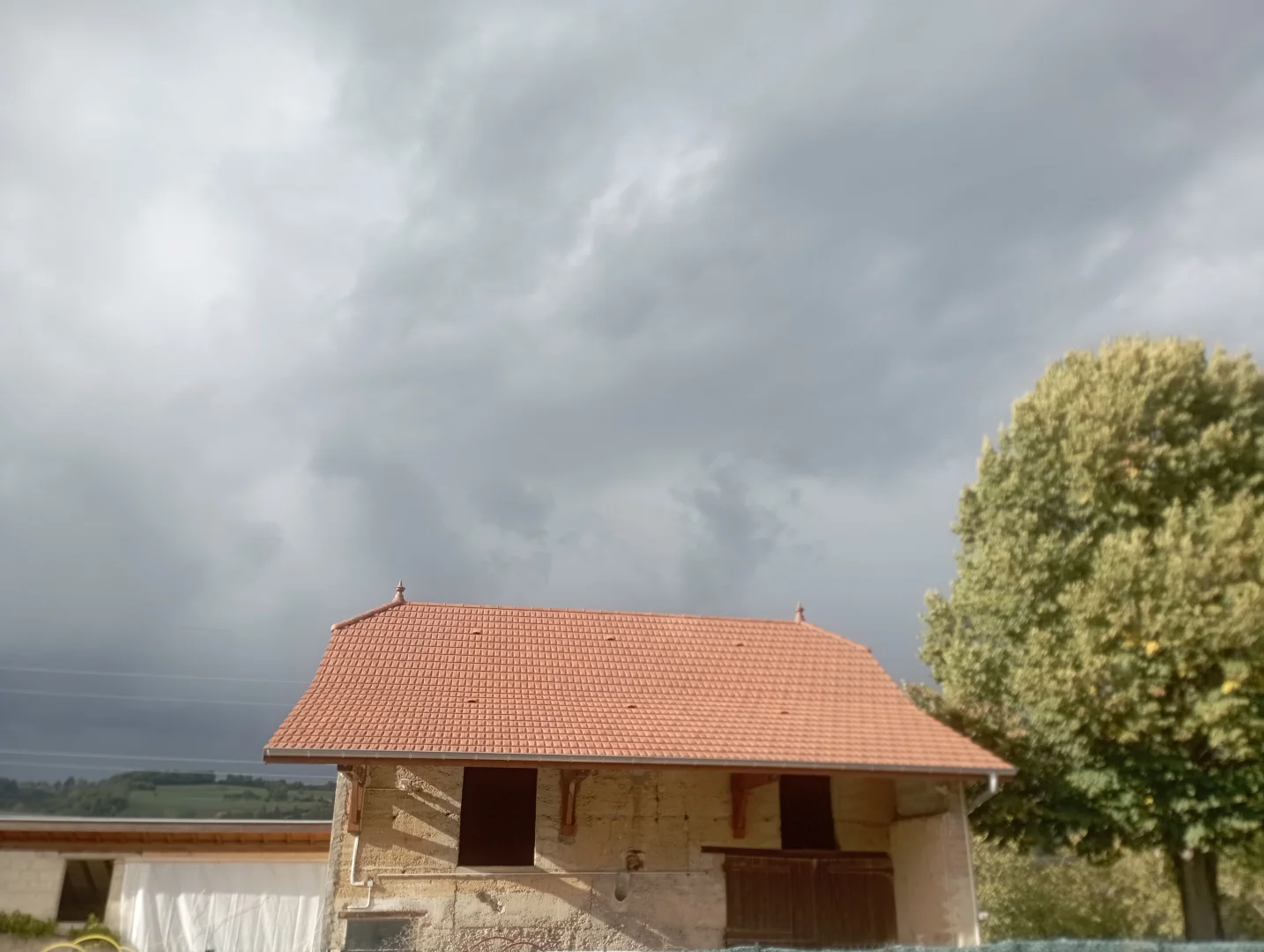 Maison avec toiture démoussée