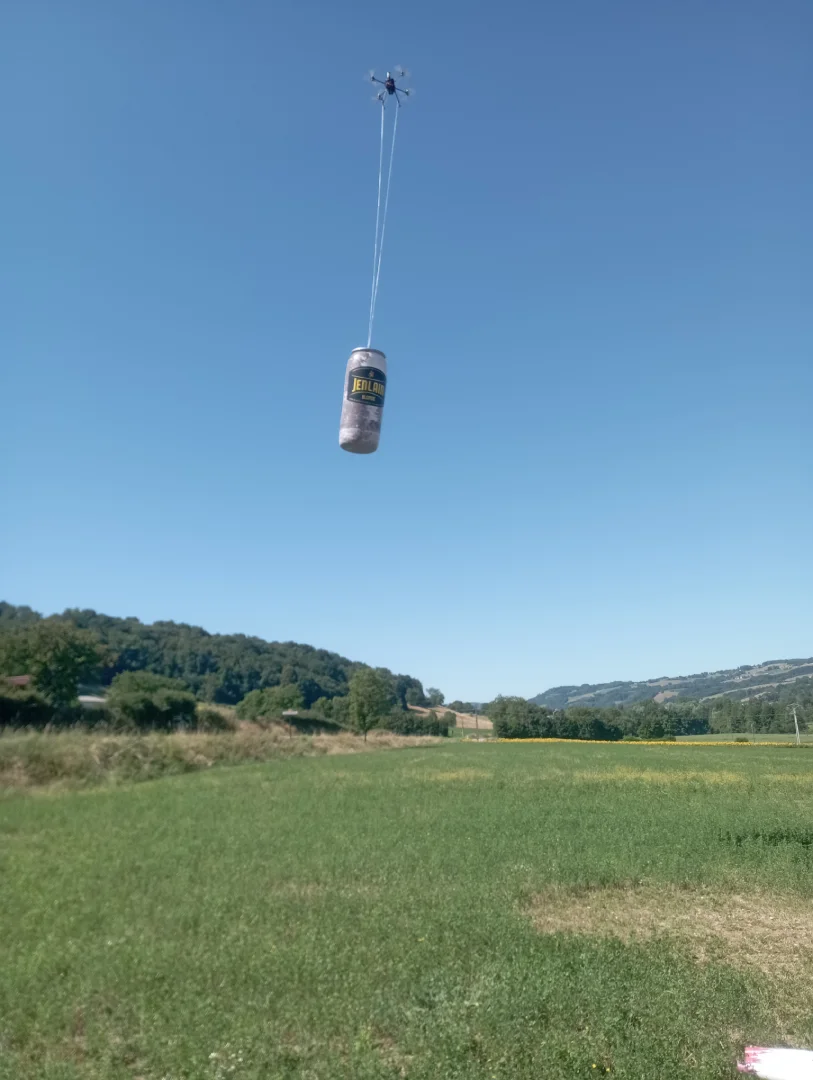 Drone qui porte une publicité